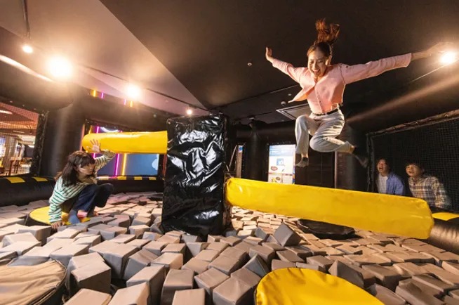 【Jump×Jump】

足場から落ちないようにジャンプしたりしゃがんだりして、回転するバーをうまく避けて楽しむアクティビティ