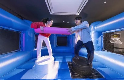 【ぽかぽかスタジアム】

手押し相撲の要領でぽかぽか棒を押したり引いたりすることで、相手を足場から落としあうアクティビティ