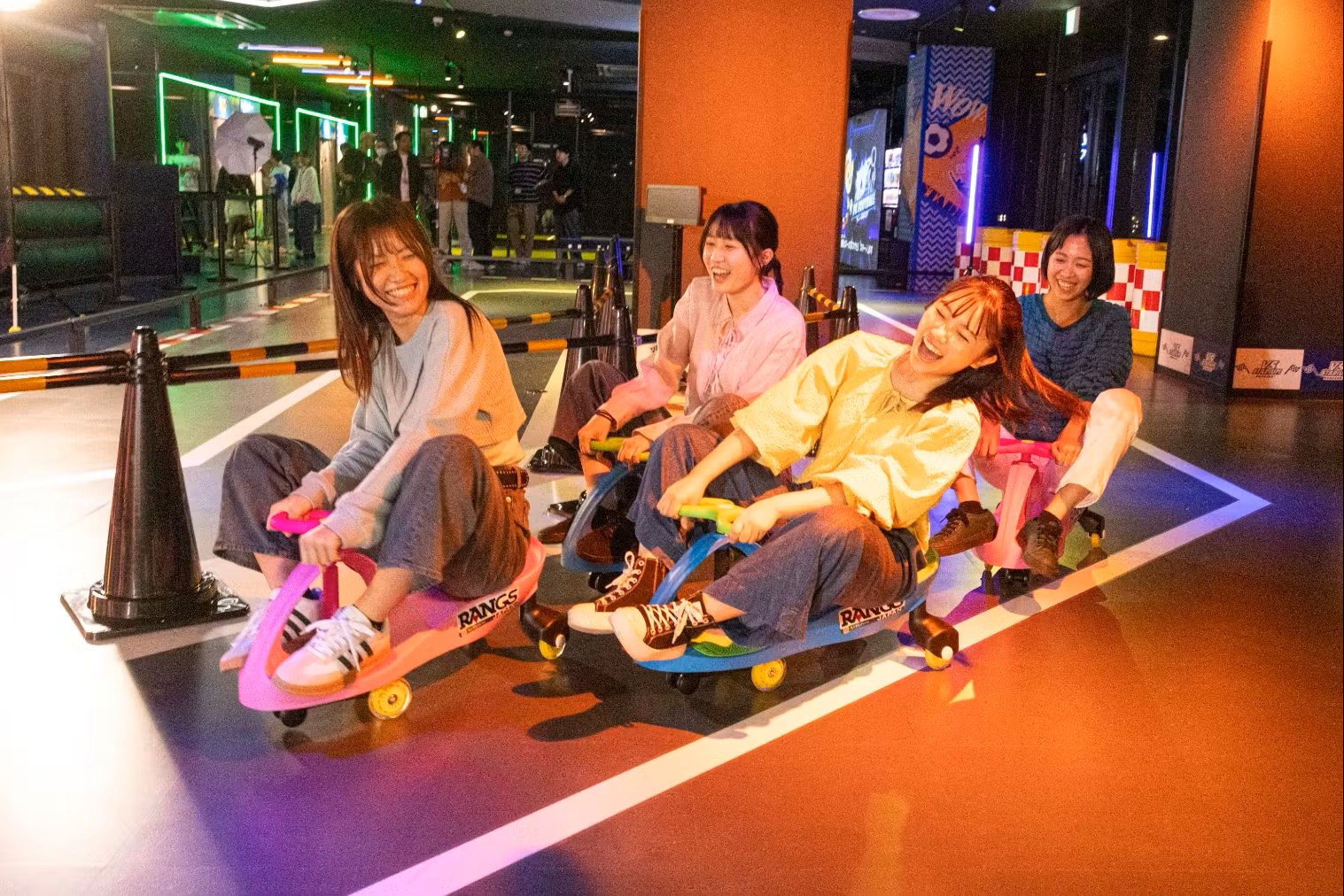 【カートコーナー】

ハンドルを左右に動かすことで進むプラズマカーや、体重移動で動くインモーションを体験できるコーナー