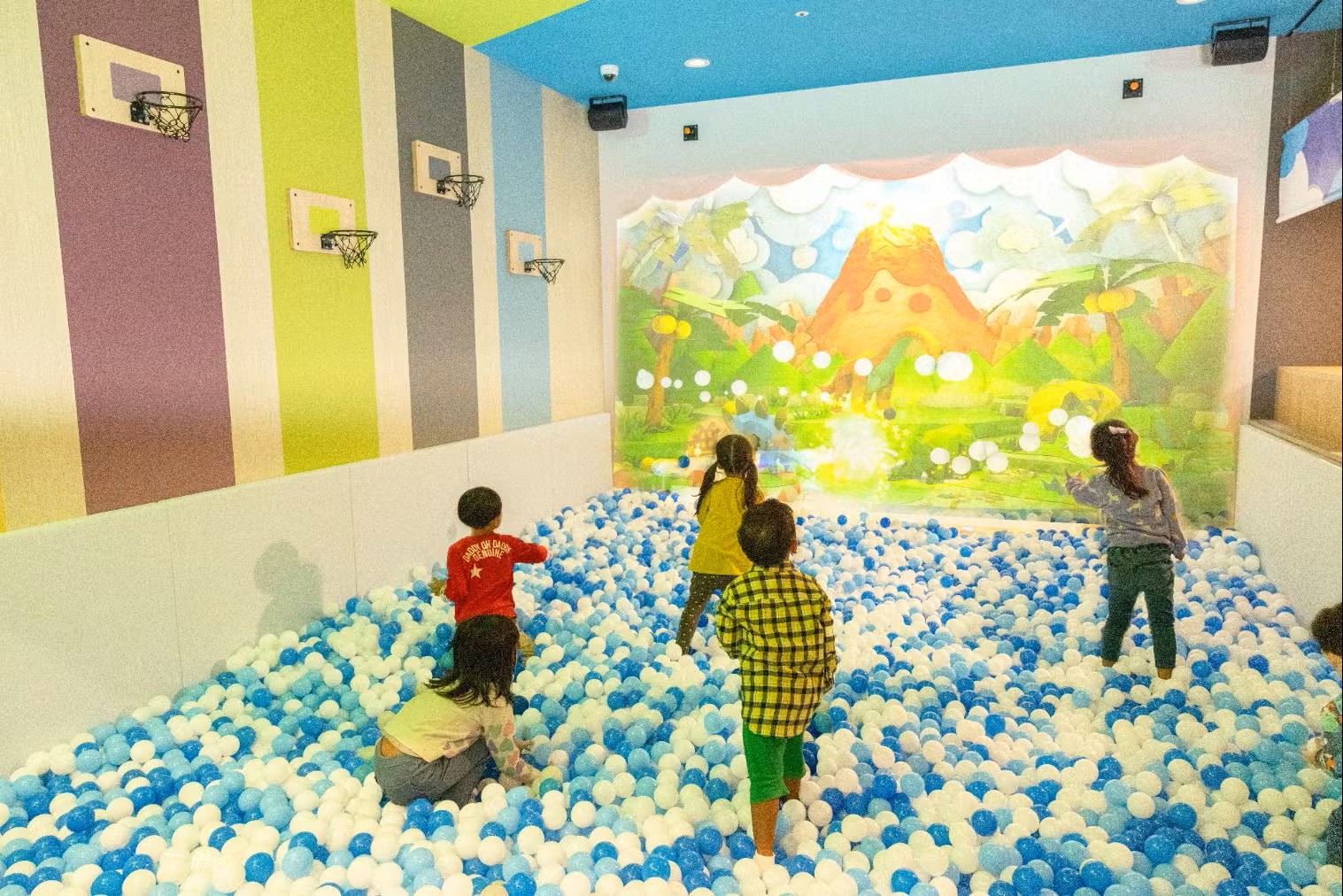 【そらとぶなかまたち】

ボールプールの中に入り、プロジェクターで投影された画面に向かってボールを投げて遊びます。