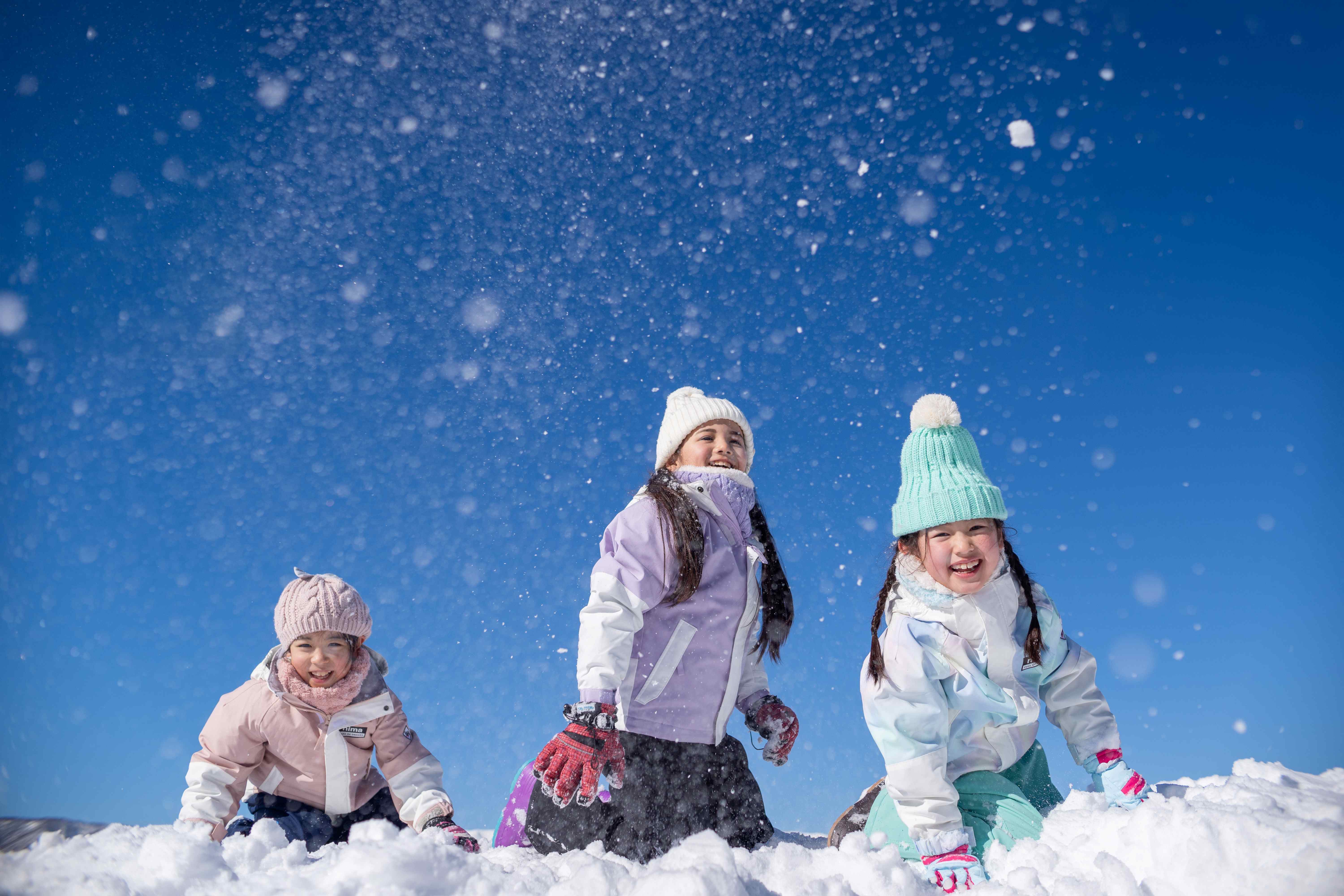 レッツゴー、雪あそび
天然の雪で楽しく遊んでください