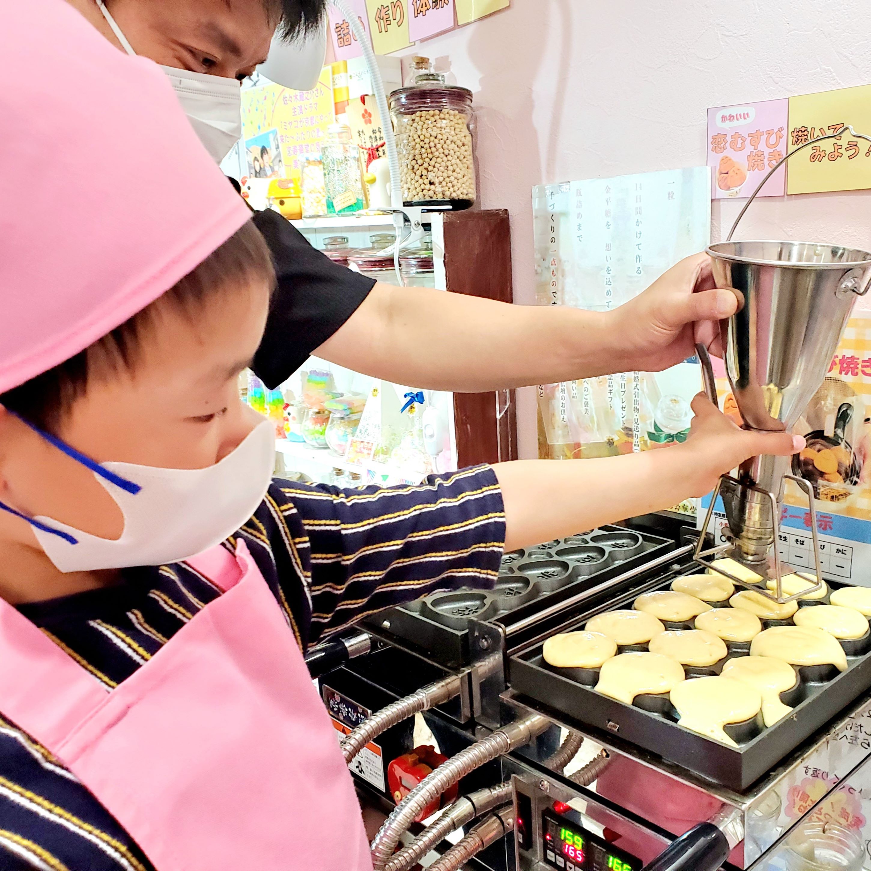 専用の生地入れ器で型に生地入れ♪