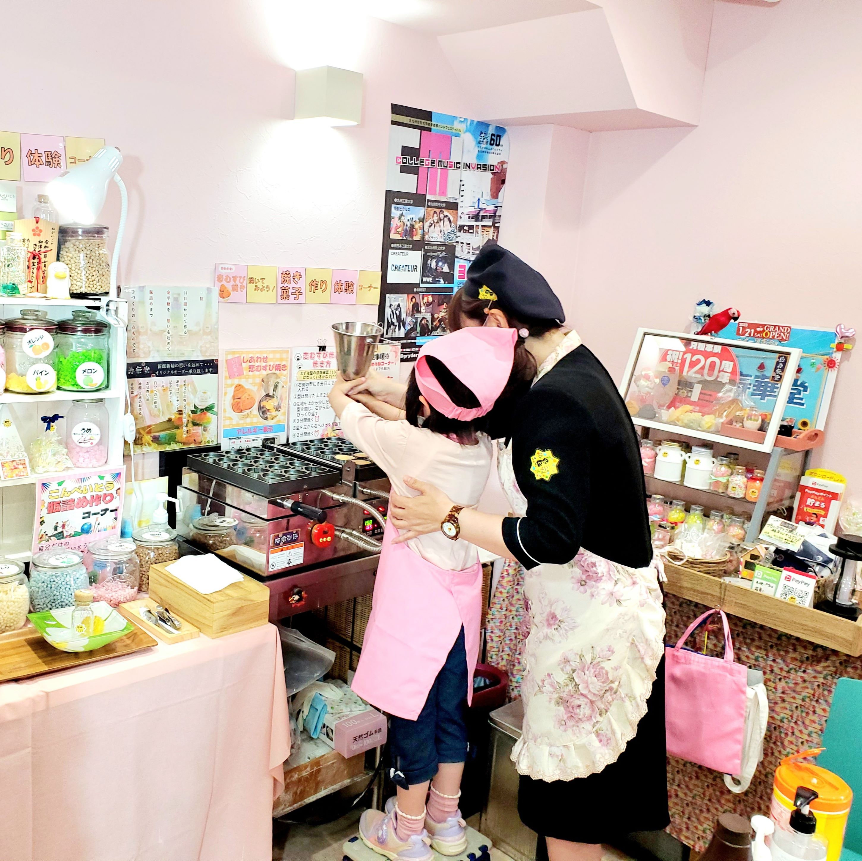小さなお子様はスタッフや親御様と共同作業で行います♪