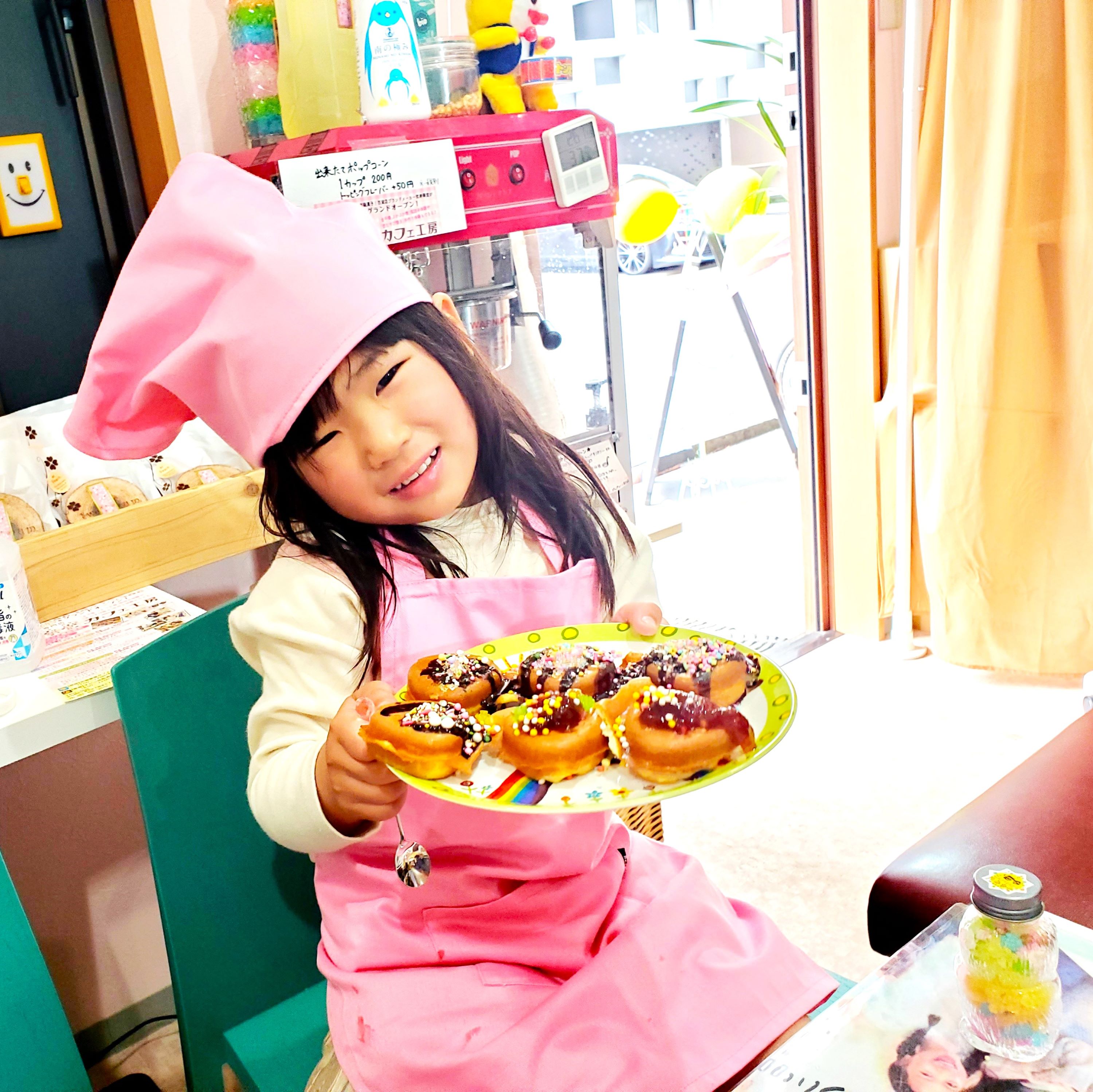 焼き立てに自由にデコレーションして実食できます！（その場で食べず、すべて持ち帰りにしてもOK）