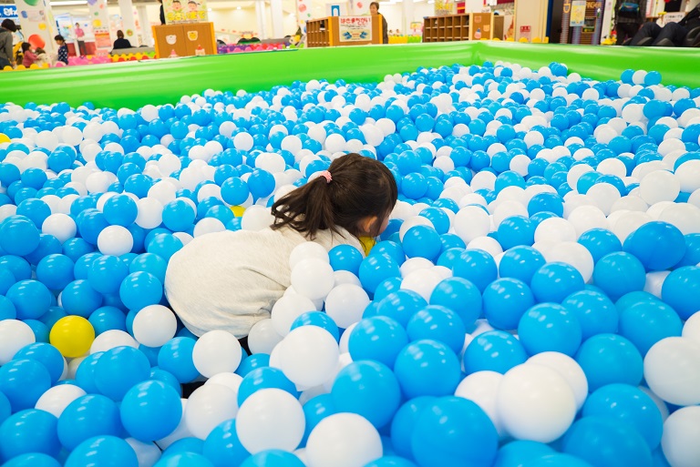 特別営業期間【休日券／割引でお得】屋内で1日遊び放題!日本最大の室内遊園地&スノータウン!の写真