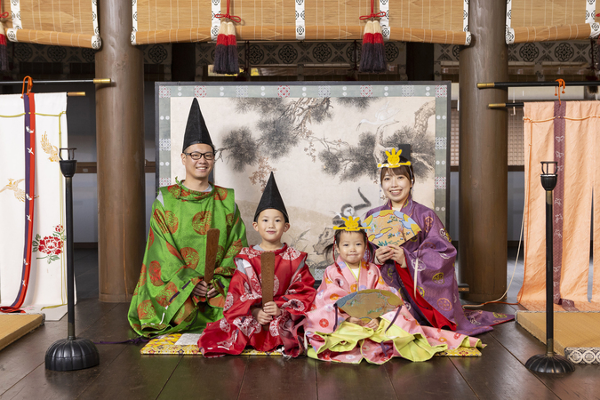 時代衣装着付体験（無料）
平安時代の衣装を羽織り、気軽に平安貴族の気分を味わうことができます。お手持ちのカメラで自由に撮影できます。