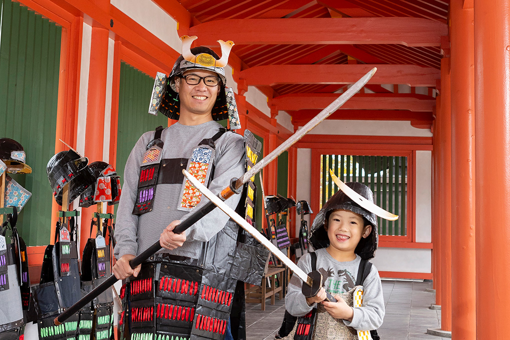 「鎧着付体験」
兜と鎧を身に着けて、自由に記念撮影ができます。武士になりきろう！