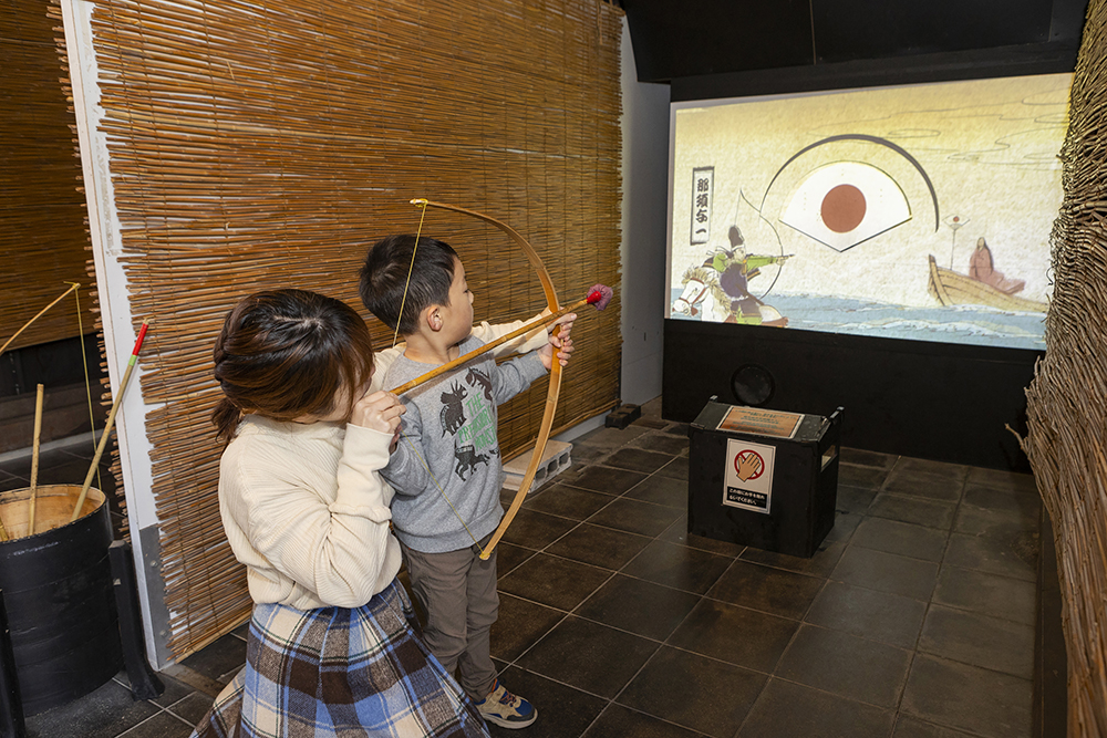 「弓矢体験」
弓矢で標的を射抜いてみれば、気分はすっかり平安時代の武士。ゲーム感覚で気軽に挑戦できます。