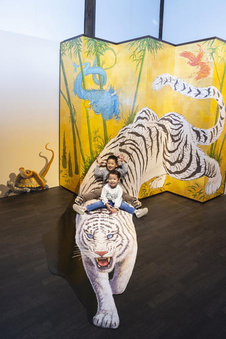 平安時代をテーマにしたトリックアート！
動画で楽しめる作品もございます。BGMや効果音と共に平安時代へタイムスリップした
ような臨場感を体験しよう！！