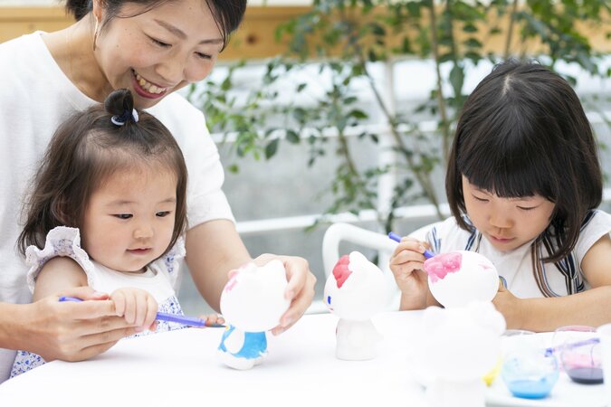 子どもも夢中になる絵付け体験。オリジナルのハローキティを作ろう！