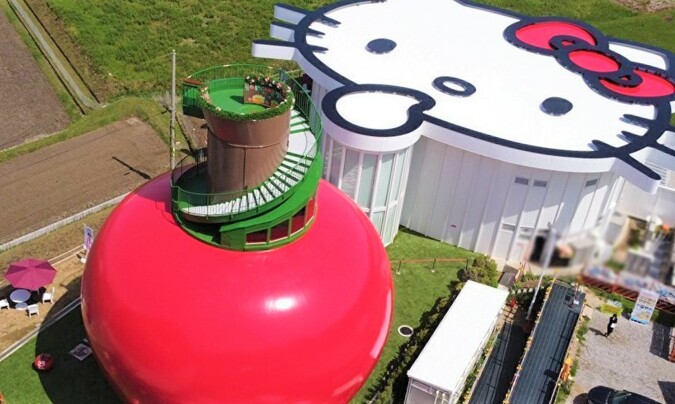 HELLO KITTY APPLE HOUSE & HELLO KITTY SHOW BOX
