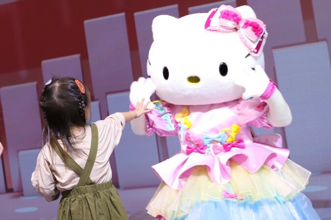 ハローキティに会えるシアターレストラン♪
※ハローキティの衣装は時期により異なります