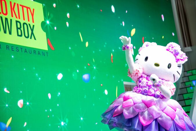 かわいい衣装を着たハローキティが毎日登場！最後にはハローキティとグリーティングが楽しめる