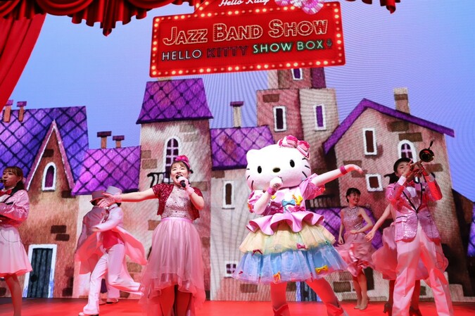 ハローキティが歌って踊る楽しいショーを披露！