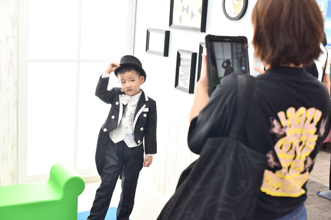 フォトスタジオ
たくさんの衣装を着て思い出に残る写真を撮ってください。
プリント機(プリンチャオ※有料)を設置しているのでお気に入りの写真をすぐに印刷できます。