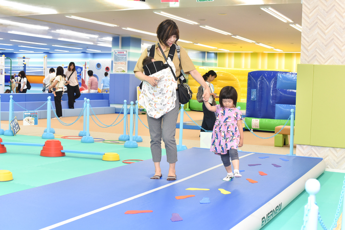 キッズジム
逆上がり補助や、跳び箱、平均台などバランス感覚を身に着けることが出来るあそびです。
おにいさん、おねえさんがやさしく補助してくれるので安心して遊んでね。