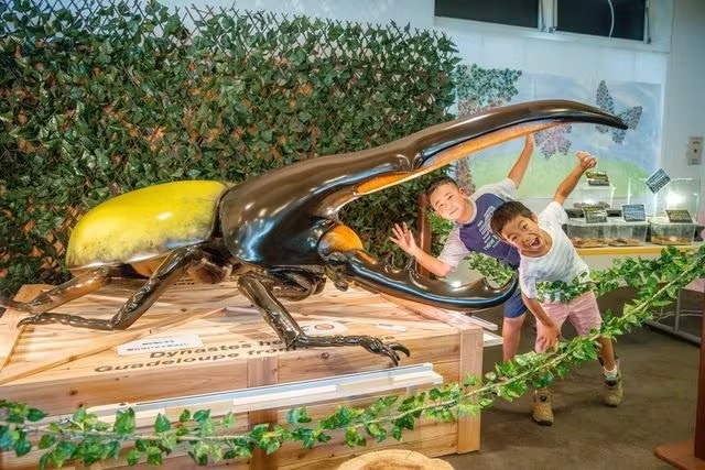 INSECTゾーンで巨大ヘラクレスと記念撮影