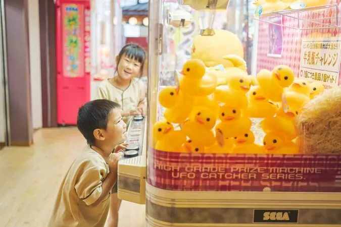 館内のゲームコーナーには話題の景品がズラリ