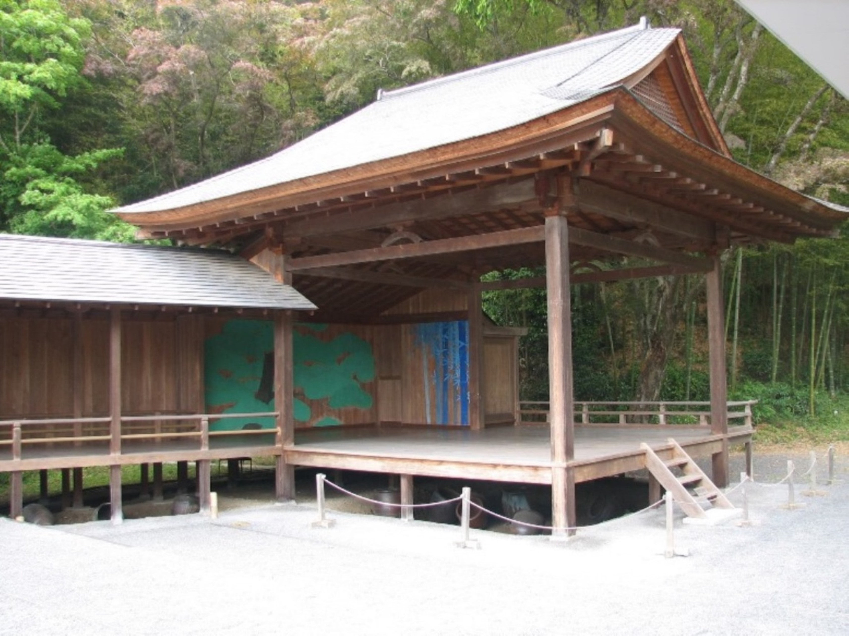 伝統芸能伝承館「森舞台」
設計：隈研吾氏（平成9年日本建築学会賞受賞）
