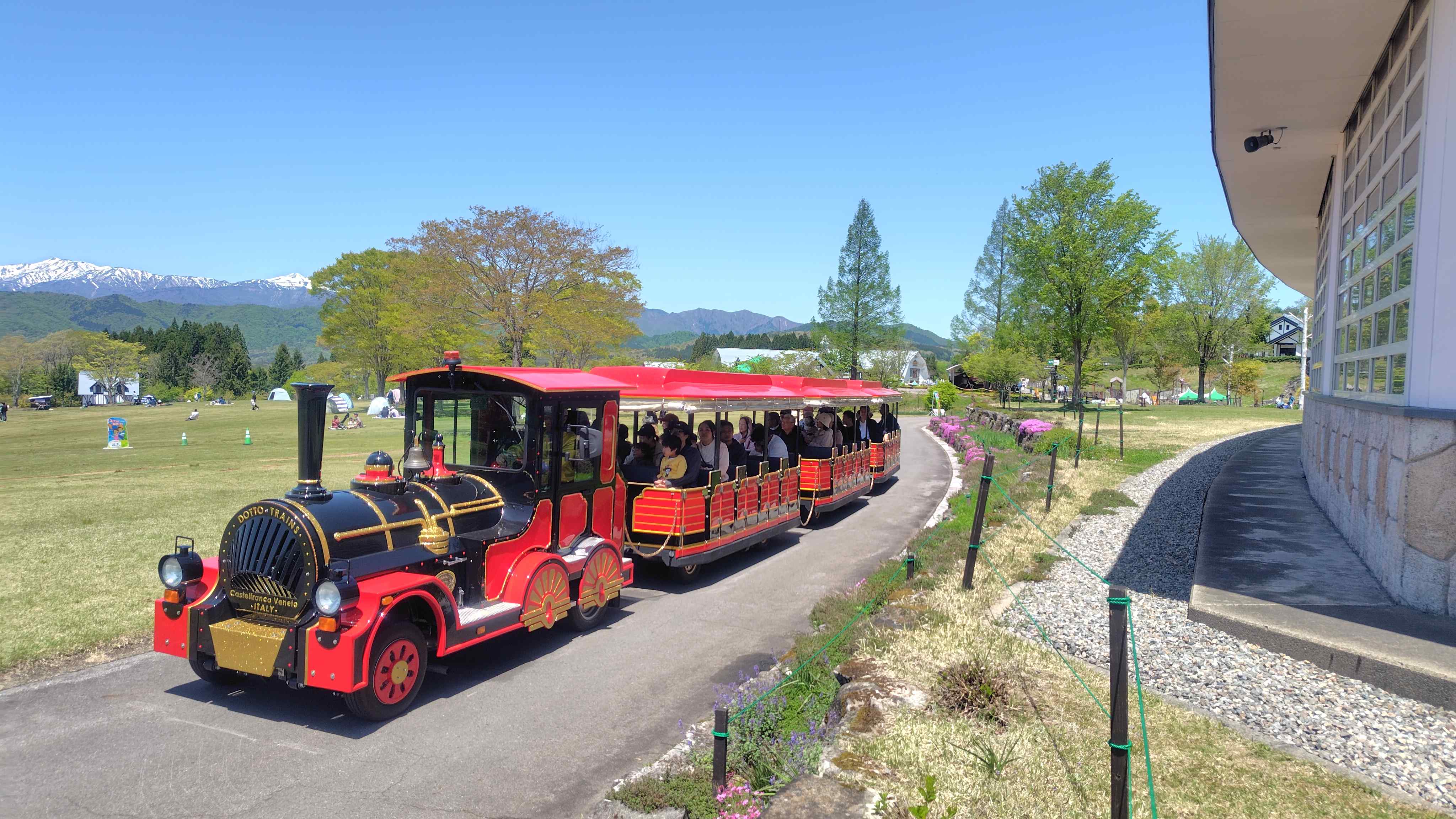 園内列車　ロードトレイン「ドット号」途中下車なしで花畑を約10分で周遊します