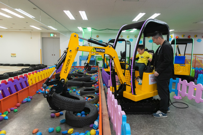 ショベルカーやクレーン車が登場！
レバーを操作してボールをすくってみよう！