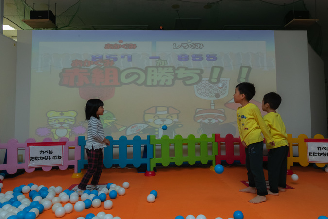 なげるんだー
壁に向かってボールを投げると何かが起こるよ！