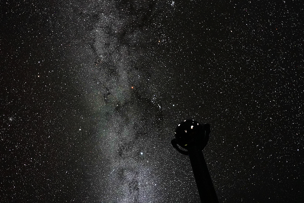 天の川の構造も再現できる1億個の高精細な星空。全天に投影されるデジタル映像を交えて、多彩な投影が行われる。