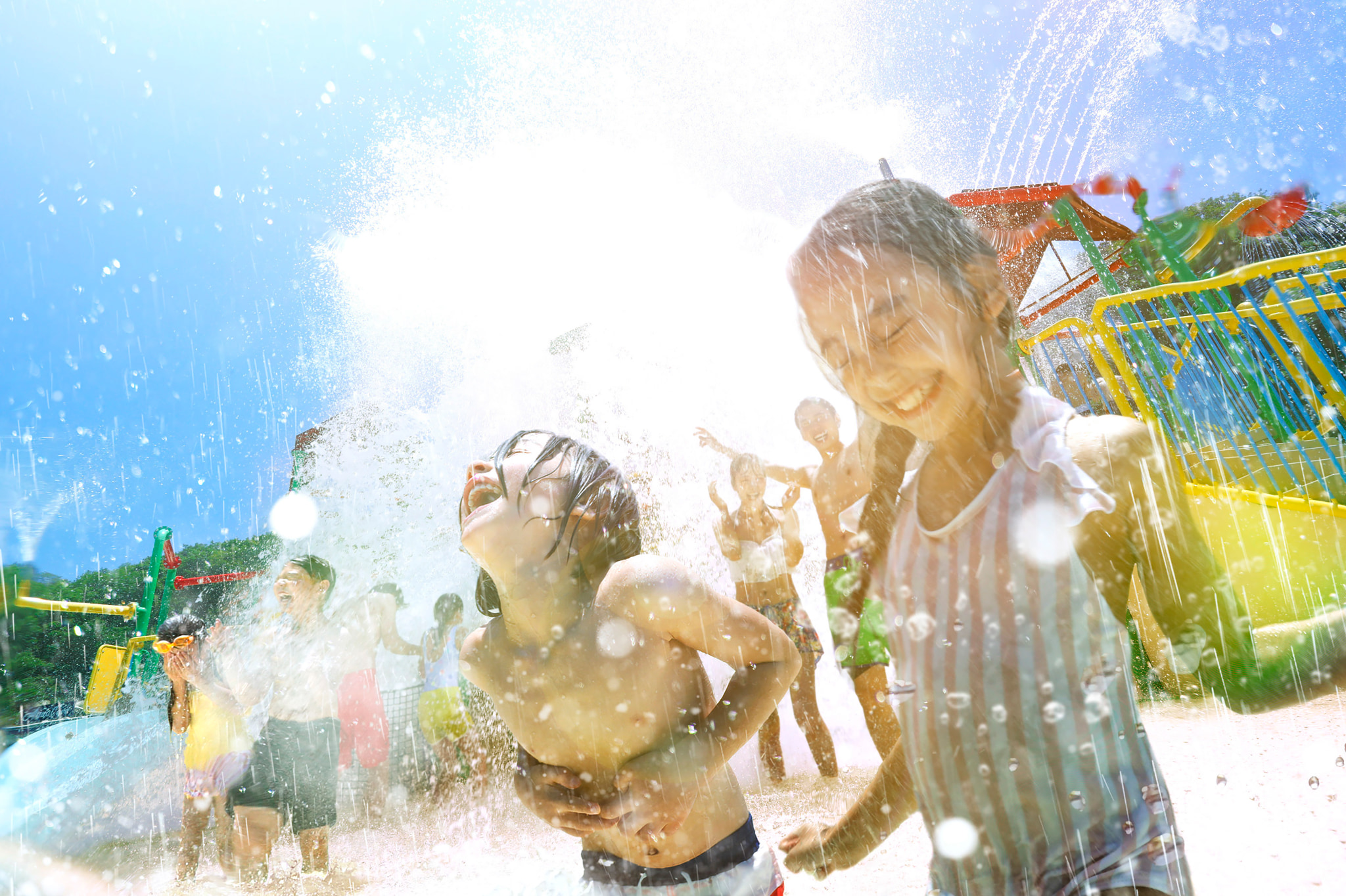 ウォーターフォート最大の目玉、関西最大級の規模を誇る「水の要塞」
2トンもの水がドッバーンと降り注ぐ光景は迫力満点！