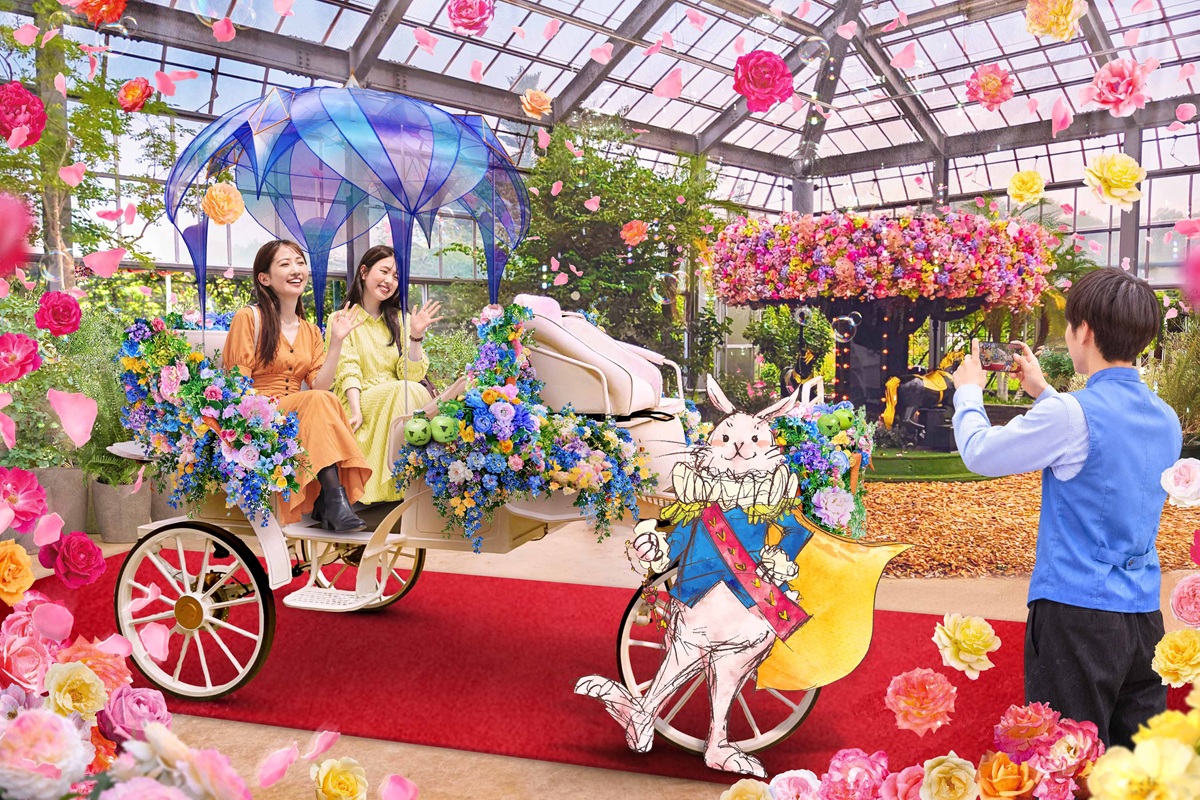 王国の馬車「ハートの女王のロイヤル キャリッジ」が新登場！実際に乗り込み、記念撮影をお楽しみ頂けます。
※馬車のみを停車した状態で設置しています

