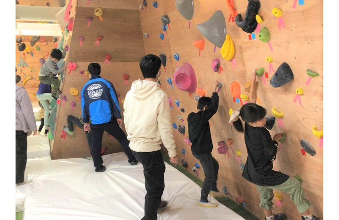 【夕方　開始時間自由】初心者専用エリア完備ボルダリング体験　初心者レッスン付きの写真