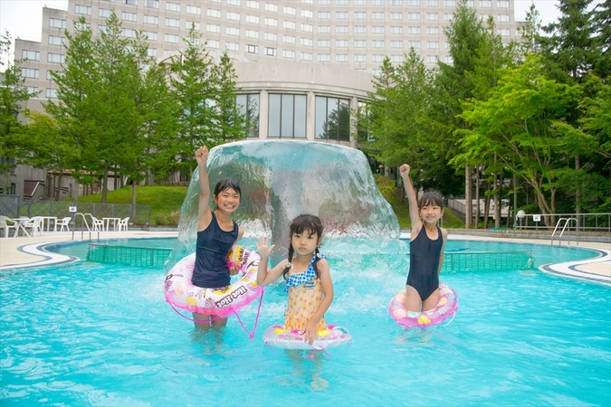 【最大20％OFF】＼2歳以下無料／雨の日でも安心！日帰りプール＆温浴入館券♪の写真