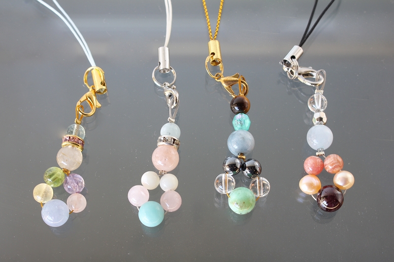 「誕生石キーホルダー」３０種類以上の色とりどりの天然石から好きな石をえらんでキーホルダーをつくります。