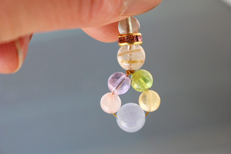 光にかざすと石の透明感がよくわかります。「誕生石キーホルダー」