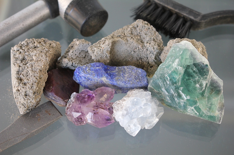 「宝石発掘体験」アメジストやラピスラズリ、ホタル石などみつかるかも？ ハンマーで発掘していくと3個みつかります。