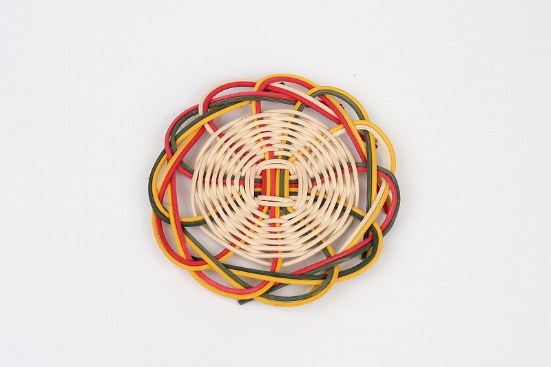 「コースター」豊岡杞柳細工につかわれる籐（とう）を使って上下交互に編んでいきます。