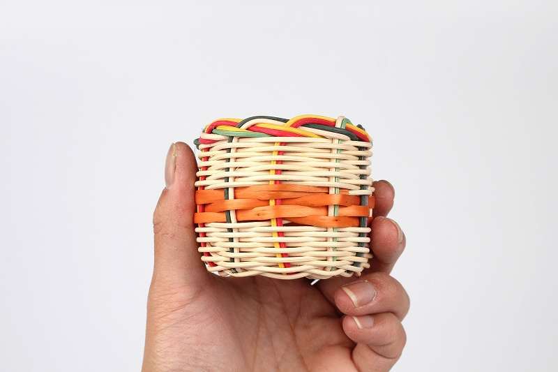 「ミニかご」豊岡杞柳細工に使われる籐（とう）と豊岡産のヤナギを使って、小さなかごに仕上げます。