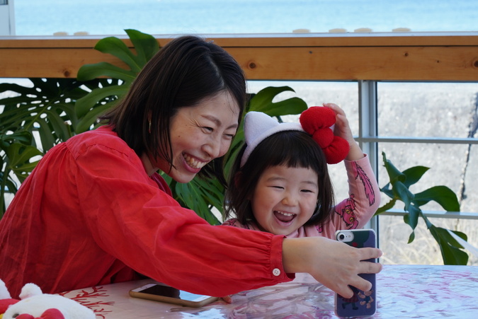 海をバックに子どもと記念撮影！