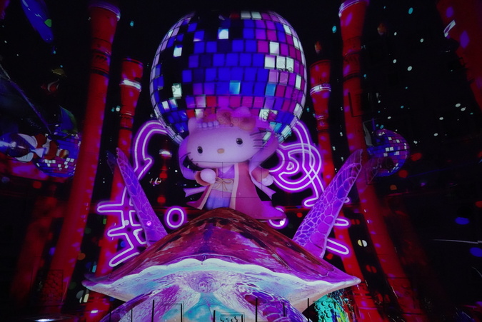 小さいお子様に大人気のシアターは直径14mのハローキティ頭の中に広がる本格プロジェクションマッピング！鯛やヒラメのパーティータイム！みんなで歌おう！踊ろう!