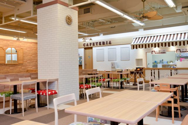 飲食スペース「カフェテリア」座卓もご用意しておりますので、小さなお子様でも安心してご利用いただけます。