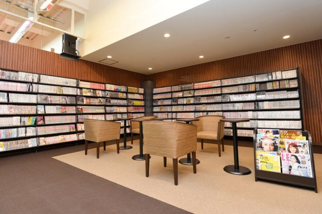 人気マンガを約3,000冊、170超のタイトルをご用意、また最新雑誌も数十冊ご用意している「ブックスラウンジ」