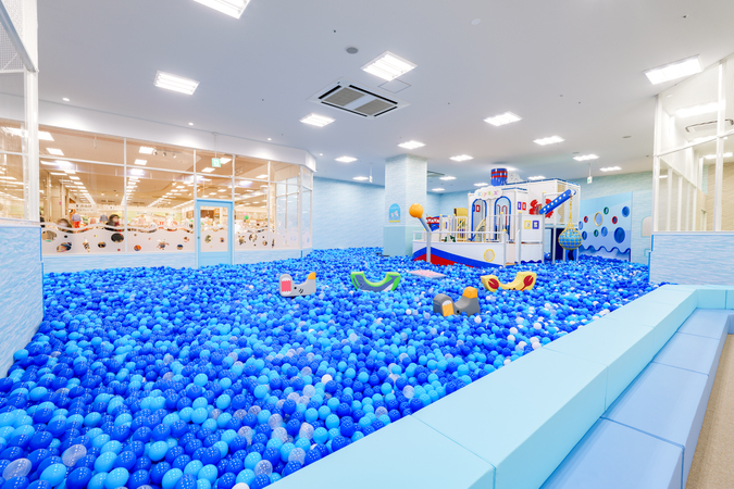 【休日券：初回利用限定】ピュアキッズ浜松 大型室内公園 1日遊び放題フリーチケットの写真