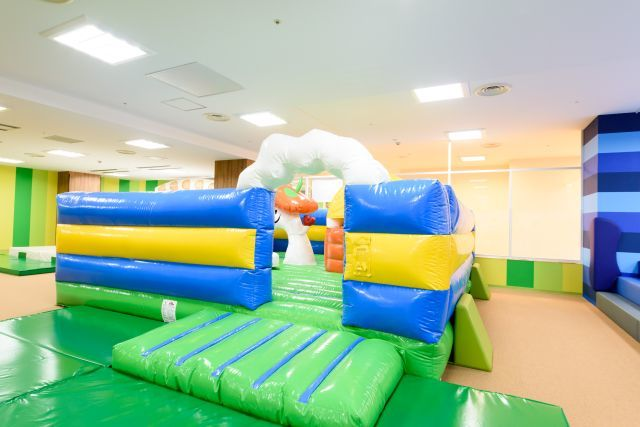 【休日券：初回利用限定】ピュアキッズしんかな 大型室内公園 1日遊び放題フリーチケットの写真